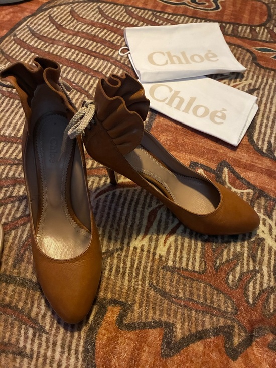 Chloé Tan Ruffle Leather Pumps Size 9.5 & 2 New Chloé Dustbags - Picture 2 of 10